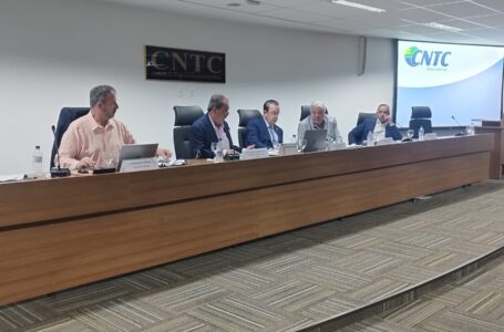 Presidente da Fecosul, Guiomar Vidor, participa de reunião na CNTC em Brasília